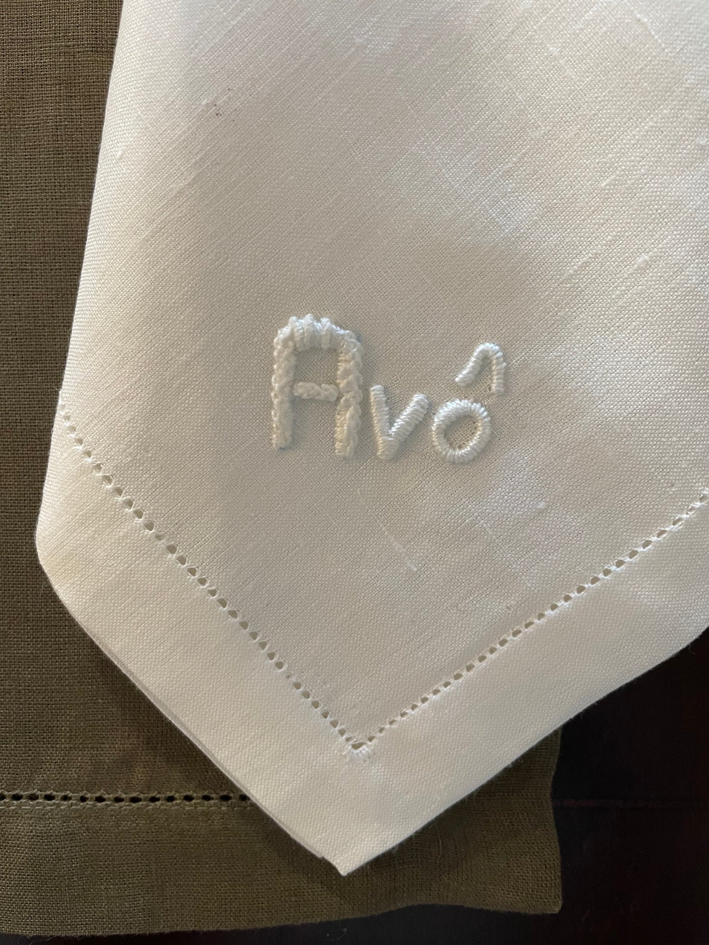 Conjunto Bordado à Mão “Avó” – Individual e Guardanapo em Linho