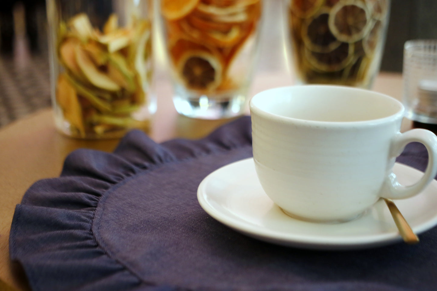 Round placemat with ruffle