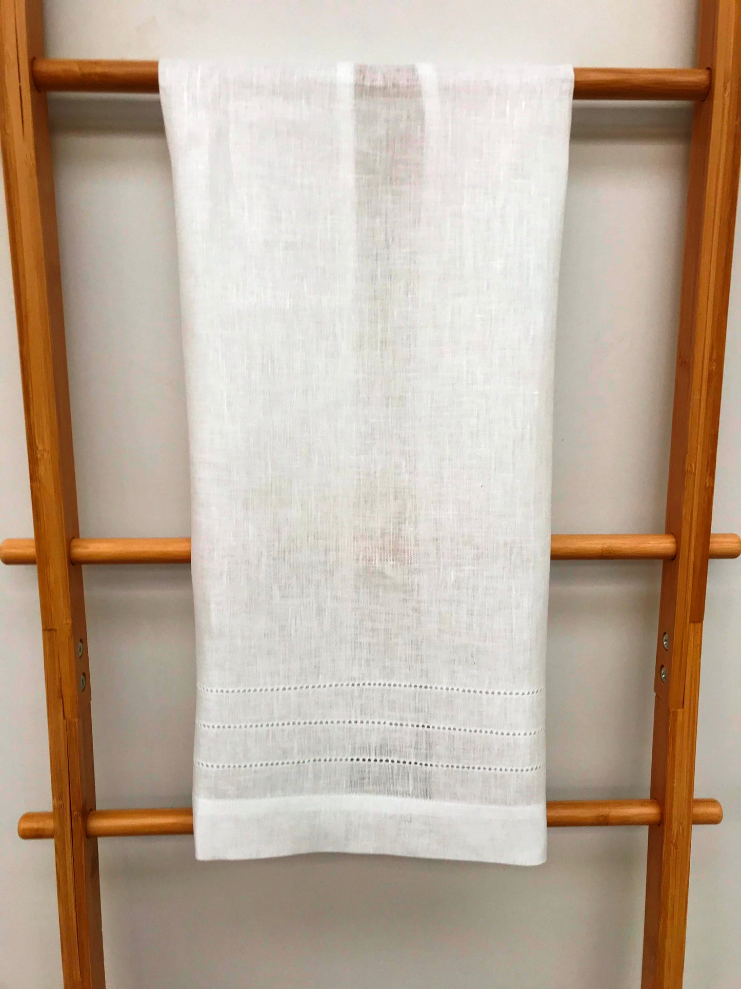 Toalha de Mãos com Três Bainhas Abertas