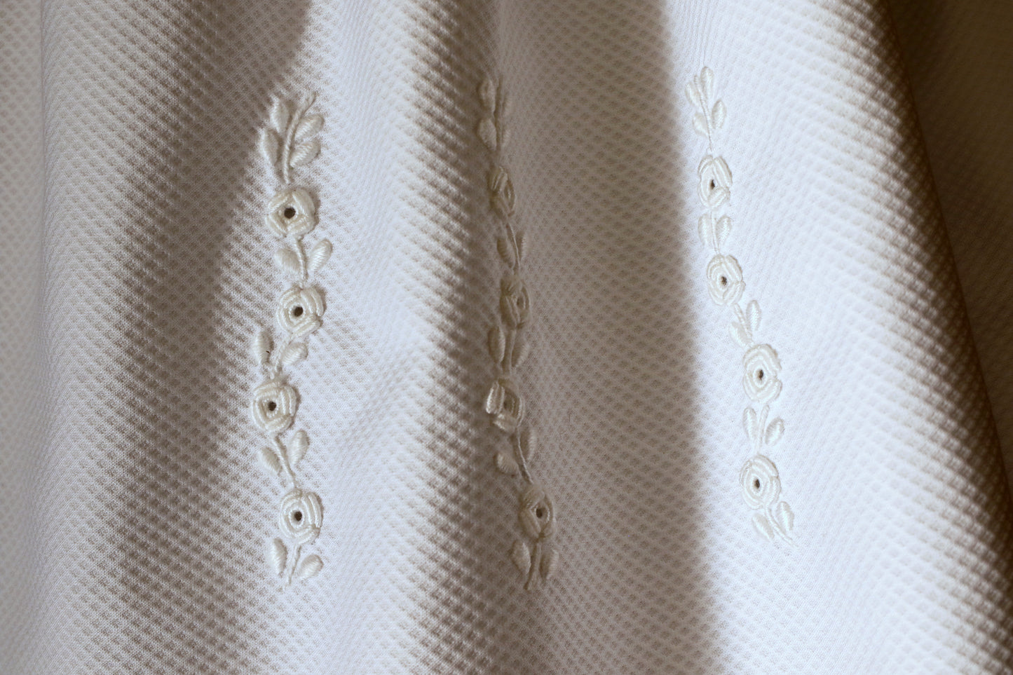 Saial / Vestido Bordado à Mão na Lixa