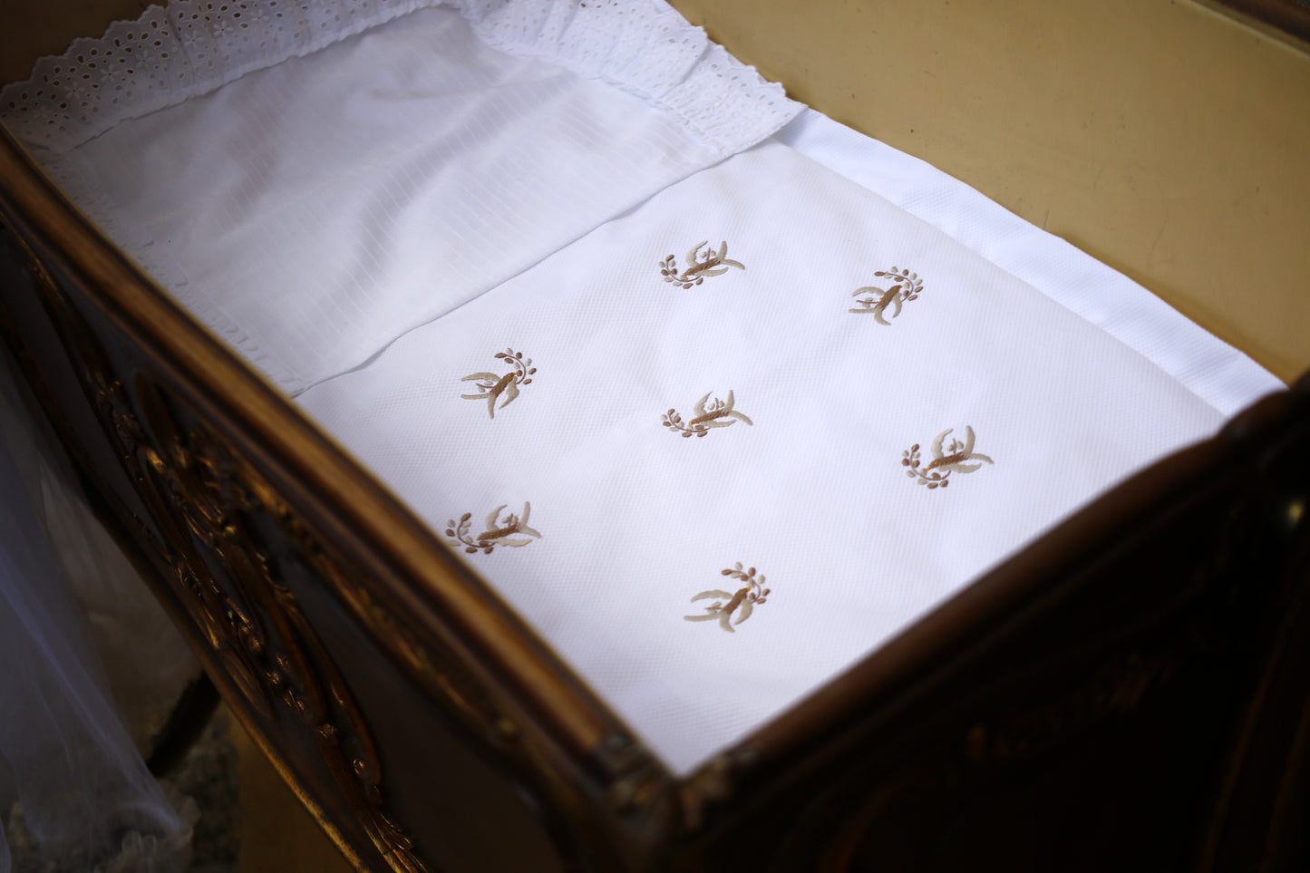 Colcha Pássaros Bordada à Mão de Berço