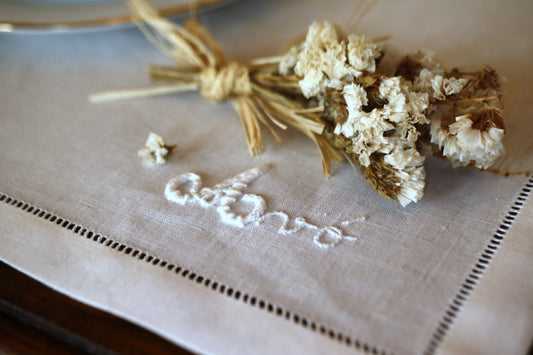 Conjunto Bordado à Mão “Avó” – Individual e Guardanapo em Linho