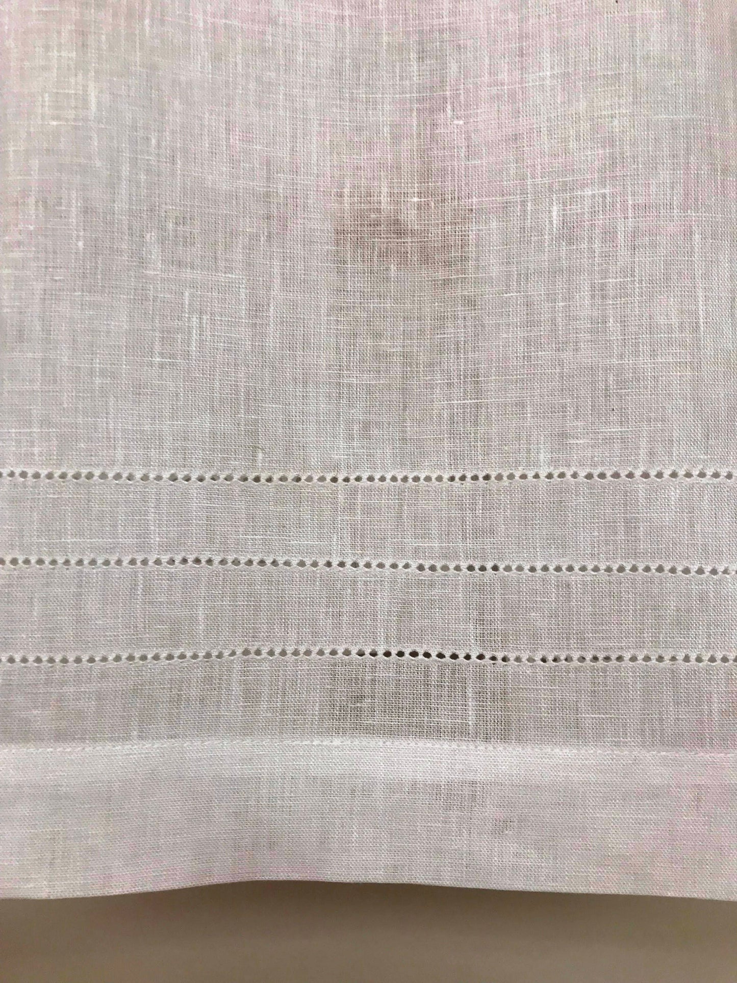 Toalha de Mãos com Três Bainhas Abertas